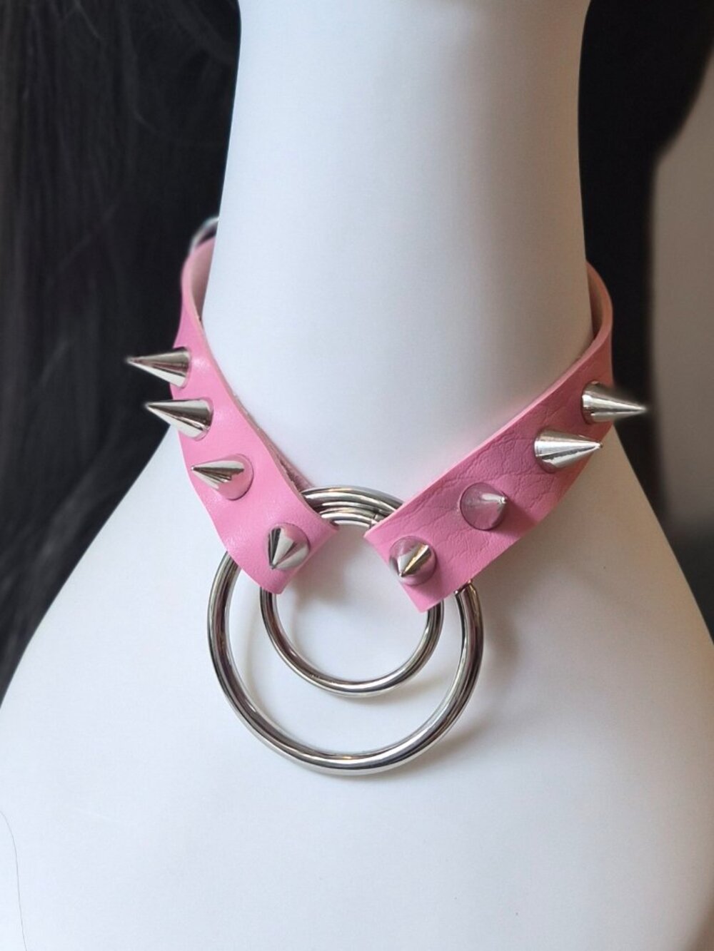 Pink fake leather choker with 2 metal rings and spikes